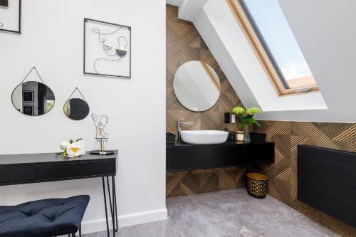 a bathroom with a sink and a mirror at Grand House in Olsztyn