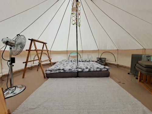 Postel nebo postele na pokoji v ubytování PUŽMAN Farm Glamping
