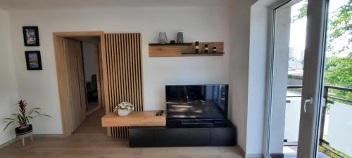 Μια τηλεόραση ή/και κέντρο ψυχαγωγίας στο New Apartment ISLAND s "Free parking"
