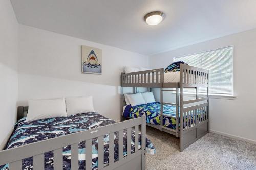 ロックアウェイ・ビーチにあるBlue Houseのベッドルーム(二段ベッド1組、ベビーベッド1台付)