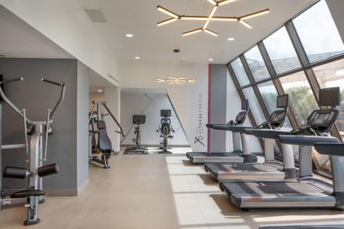 Fitness centrum a/nebo fitness zařízení v ubytování Mobile Marriott