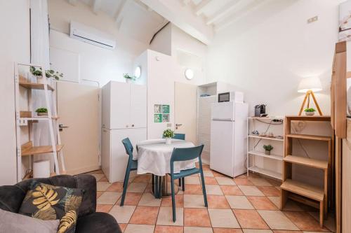 Una cocina o zona de cocina en Pavarotti's Suite in the Heart of Modena