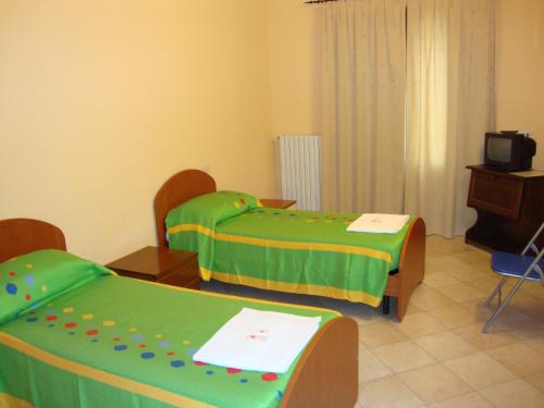 سرير أو أسرّة في غرفة في Hotel Tiberio