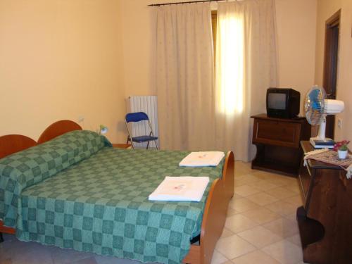 سرير أو أسرّة في غرفة في Hotel Tiberio