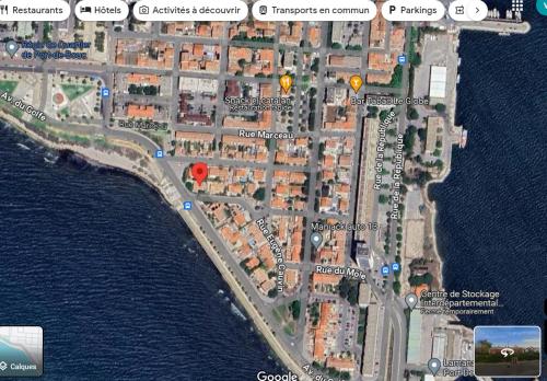 une carte d'une ville et de l'eau dans l'établissement La maison à la mer de Mamé Rosette, à Port-de-Bouc