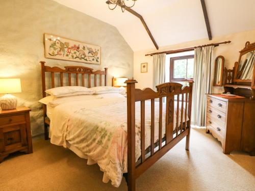 une chambre avec un lit, une commode et une fenêtre dans l'établissement Chenalls Cottage, à Helston