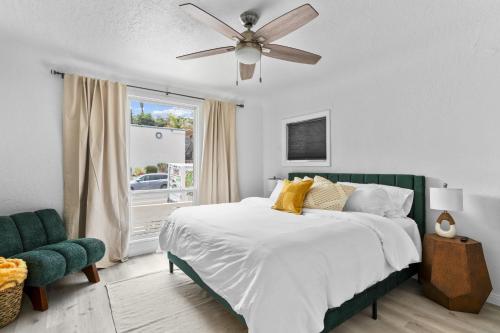 ein Schlafzimmer mit Bett und Deckenventilator in der Unterkunft Urban Spanish Bungalow in San Diego