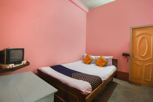 Postel nebo postele na pokoji v ubytování Hotel O Maa Laxmi Lodge