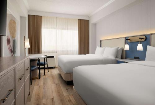 Ένα ή περισσότερα κρεβάτια σε δωμάτιο στο Sonesta White Plains Downtown