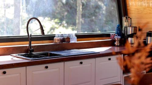 a kitchen counter with a sink and a window at SEGREDO do VALLE - BOSQUE in Urubici