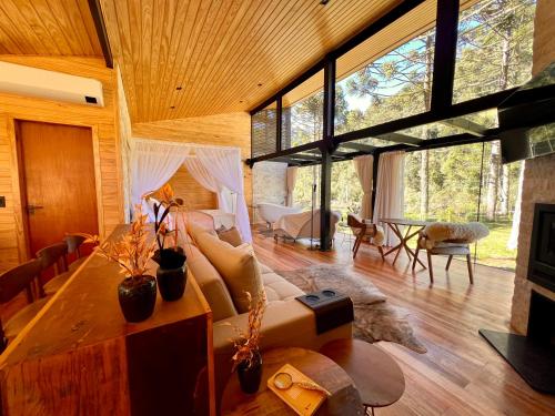 a living room with a couch and a table at SEGREDO do VALLE - BOSQUE in Urubici