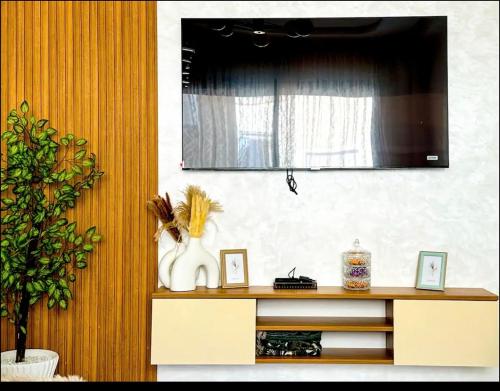 Μια τηλεόραση ή/και κέντρο ψυχαγωγίας στο Cosy appartement lumineux