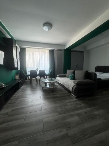 un soggiorno con un divano e un tavolo di Green Studio a Mamaia Nord - Năvodari