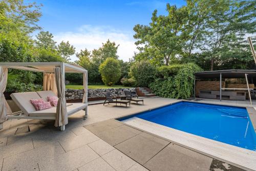 Piscina en o cerca de Majestic Poolside Villa with Jacuzzi, Pool, Panoramic Views