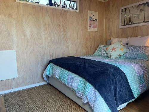 Postel nebo postele na pokoji v ubytování Hanna’s Hideaway