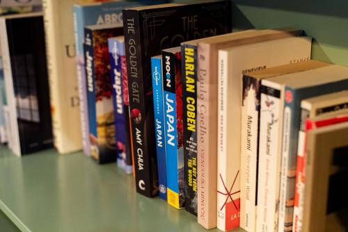 ホステルにある図書室
