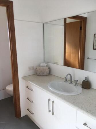Bilik mandi di Breezes at Hayborough - Coastal beach house and pet friendly
