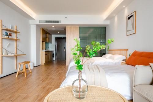 a living room with a vase on a table at Huangshan Taiping Lake Muxin Hotel in Fenghuangshan
