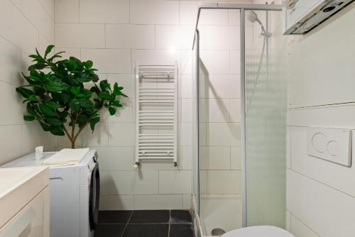 Bilik mandi di Bright Flat near City Center 24hr Parking