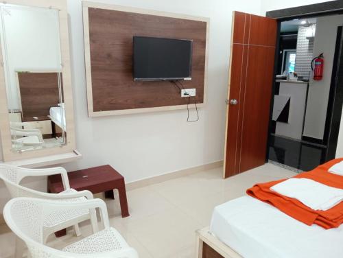 TV a/nebo společenská místnost v ubytování Sri Kakateeya Grand Residency Bhadrachalam Hotel Residency Stay Rooms SRI SEETHA RAMA KAMMA VARI SEVA SAMITHI BHADRACHALAM