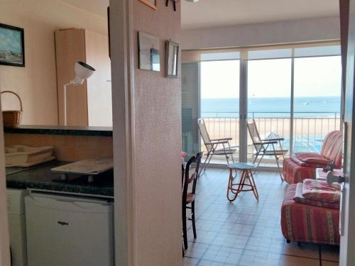 une cuisine et un salon avec vue sur l'océan dans l'établissement Studio Face Plage aux Sables d'Olonne avec Balcon, Ascenseur et Proximité Centre-Ville - FR-1-331-46, à Les Sables-dʼOlonne