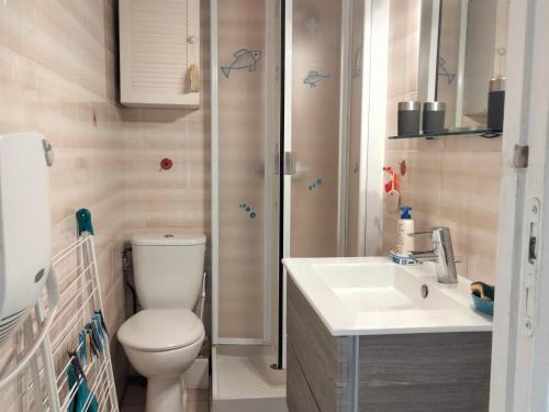 une salle de bain avec toilettes, lavabo et douche dans l'établissement Studio Face Plage aux Sables d'Olonne avec Balcon, Ascenseur et Proximité Centre-Ville - FR-1-331-46, à Les Sables-dʼOlonne