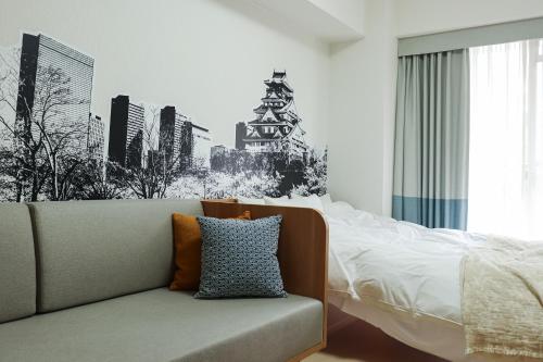 Postel nebo postele na pokoji v ubytování yksi STAY ＆ APARTMENT OSAKA