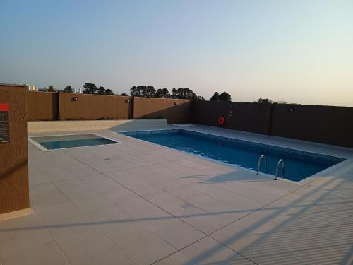 una piscina sul tetto di un edificio di Este espaço está disponível somente para locação anual a Canoas