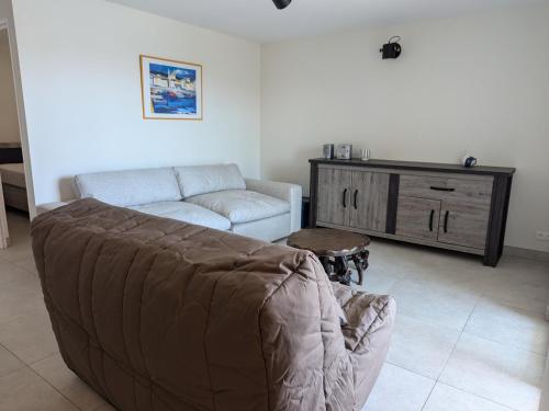 un salon avec un canapé et une table dans l'établissement Appartement T2 rénové, climatisé, proche plage avec parking à Port-la-Nouvelle - FR-1-797-59, à Port-la-Nouvelle