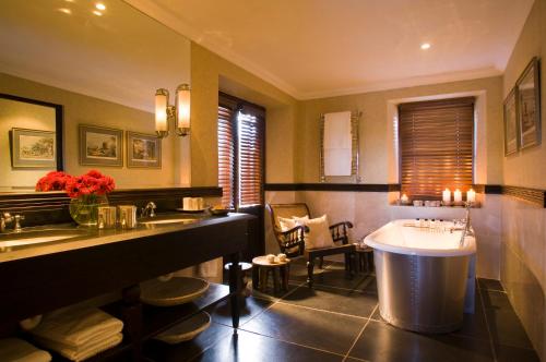 Ein Badezimmer in der Unterkunft Bushmans Kloof Wilderness Reserve and Wellness Retreat