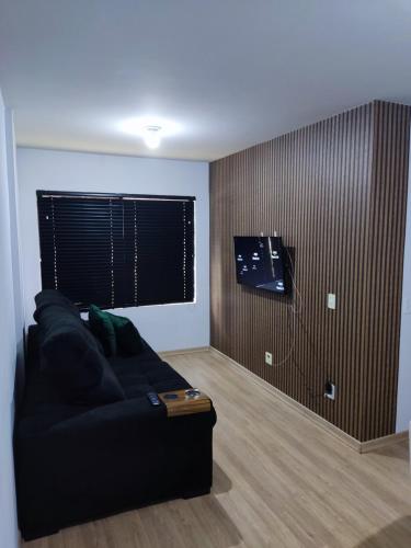 TV a/nebo společenská místnost v ubytování Apartamento mobiliado com ar condicionado em um quarto
