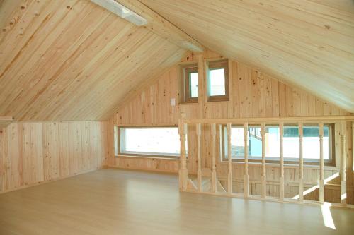 an empty room in a wooden house with wood paneling at poceon ciyuyisup pensyeon in Pocheon