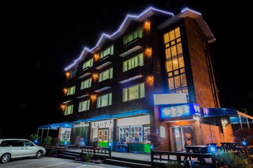 茂朱Muju Sky View Pension的一栋建筑前停着一辆车