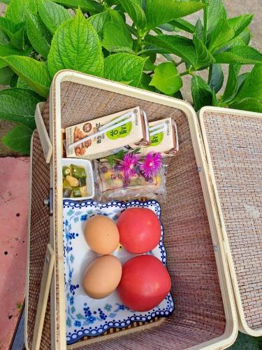 Makanan di atau berdekatan rumah tamu ini