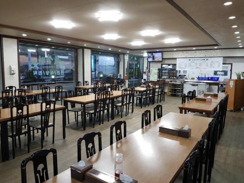 danyang sobaegsanmaruにあるレストランまたは飲食店