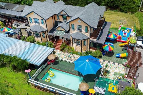 una vista aérea de una casa con piscina en Taean Seesong Pension, en Taean