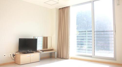 TV in/ali zabaviščno središče v nastanitvi Taean Hangyang womens University Youth center resort