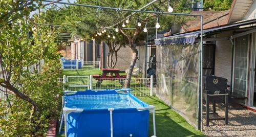 a batting cage in the backyard of a house at Daeboodo Podohyangki Pension in Ansan