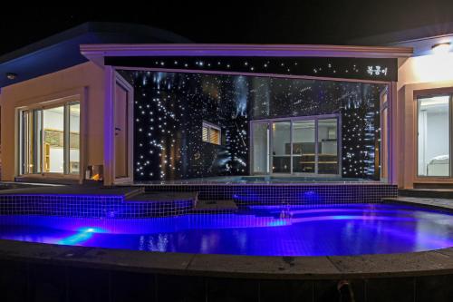 Der Swimmingpool an oder in der Nähe von Namhae Bokkongii Seesru Ocean View Poolvilla