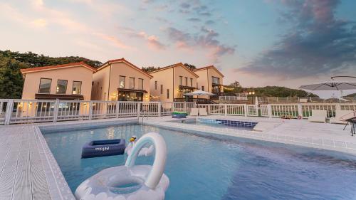Bazén v ubytování Taean Anmyeondo May Newly Built Private House Gaestar Pension nebo v jeho okolí