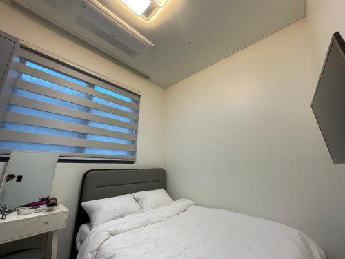 Postel nebo postele na pokoji v ubytování Gongju Forest Stay Pool Villa