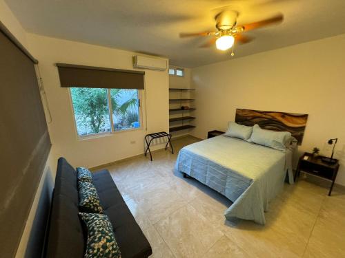 een slaapkamer met een bed en een bank erin bij Casa margarita in La Paz