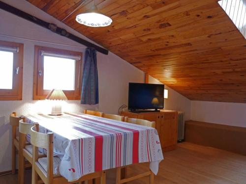 Appartement cosy à Montchavin, rénové, 5 pers, balcon, proche commerces et pistes, parking gratuit