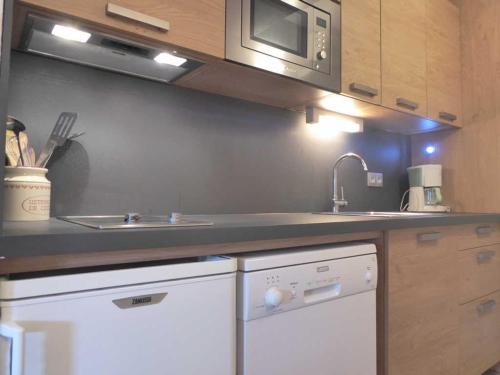 Appartement cosy à Montchavin, rénové, 5 pers, balcon, proche commerces et pistes, parking gratuit