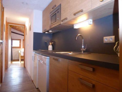 Appartement cosy à Montchavin, rénové, 5 pers, balcon, proche commerces et pistes, parking gratuit