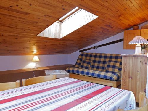 Appartement cosy à Montchavin, rénové, 5 pers, balcon, proche commerces et pistes, parking gratuit