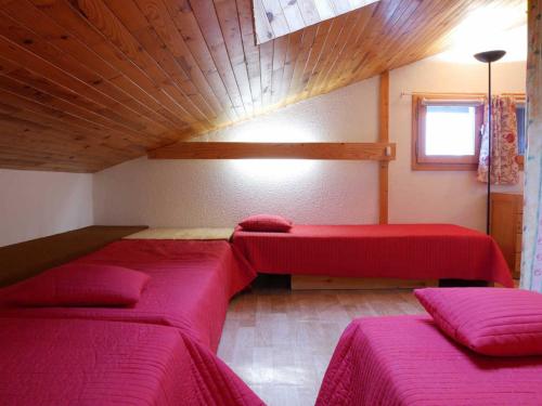 Appartement cosy à Montchavin, rénové, 5 pers, balcon, proche commerces et pistes, parking gratuit
