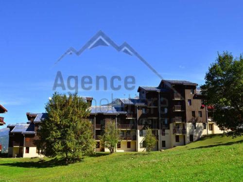 Appartement cosy à Montchavin, rénové, 5 pers, balcon, proche commerces et pistes, parking gratuit