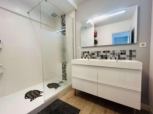une salle de bain avec une douche en verre et un lavabo dans l'établissement Moderne 3P avec terrasse, face mer, La Baule - FR-1-245-209, à La Baule