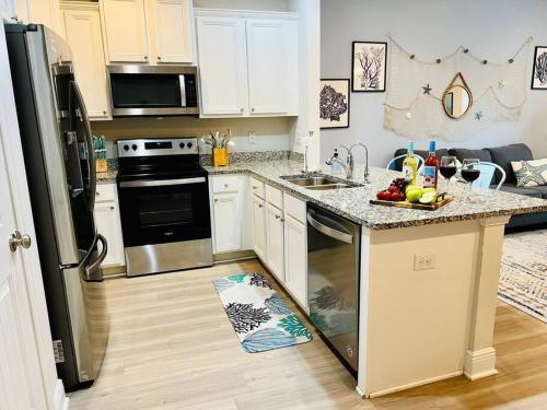 Köök või kööginurk majutusasutuses Close to beach, Pier Park, Game Room Theater Room